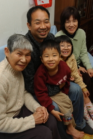１人の命が救出され、５人の家族になった＝西宮市内