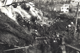 秋山新一郎さん宅付近は地震５日後も火が土の下でくすぶり続けた（１９９５年１月２２日）。