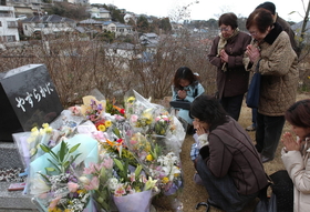 「やすらかに」。慰霊碑は地元の２自治会が１９９７年に建立した＝１月１７日、西宮市仁川百合野町