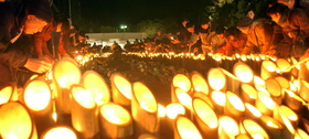 竹筒にろうそくを灯（とも）し、犠牲者のめい福を祈る市民ら＝午前５時１１分、神戸市中央区、東遊園地 
