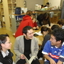 ２００３・１２・２６　山本さん（右）らは神戸以来の仲間＝東京都新宿区高田馬場、ピースボート東京
