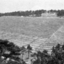 浄水場の整備で盛り土された斜面。モノクロ写真は造成直後で、左下隅が荒川さん宅（「阪神上水道市町村組合創設二十周年記念誌」より）。震災直前にはやぶになっていた＝西宮市 
