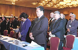 スマトラ沖地震の犠牲者の冥福を祈って黙とうを捧げる国連防災世界会議の参加者＝１８日午前１０時３２分、神戸市中央区