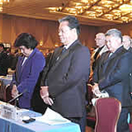 スマトラ沖地震の犠牲者の冥福を祈って黙とうを捧げる国連防災世界会議の参加者＝１８日午前１０時３２分、神戸市中央区