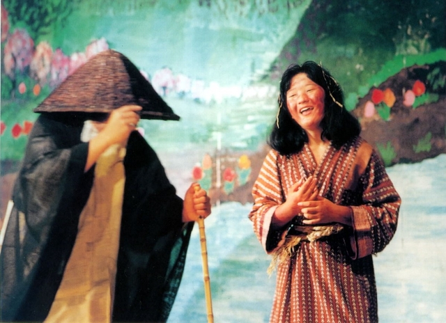 学年劇で主役を演じる故・竹本早加恵さん（１９９４年１０月、卒業アルバムから）