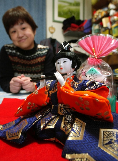 一体だけ持ち出せた雛人形。再建したなおちゃんの実家で毎年、春を奏でる＝神戸市長田区御船通 