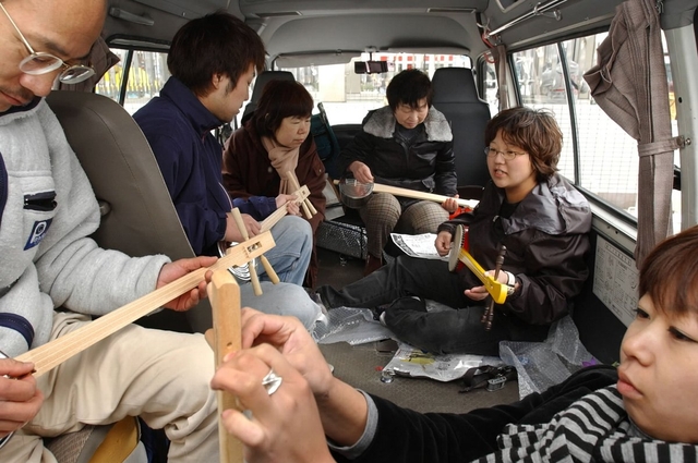 三線を教えるなおちゃん。沖縄の楽器をいくつもマスターした＝３月６日、神戸市長田区若松町４ 