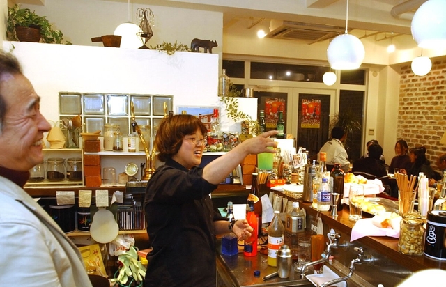 「デッサン」で鞍本長利さんと語るなおちゃん＝２月１７日、神戸市長田区水笠通４ 