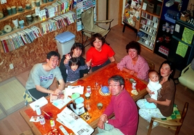 夜、住民も顔を見せる。定員１２人の小さな宿で、人の輪が広がる＝沖縄県糸満市大度、ヤポネシア 