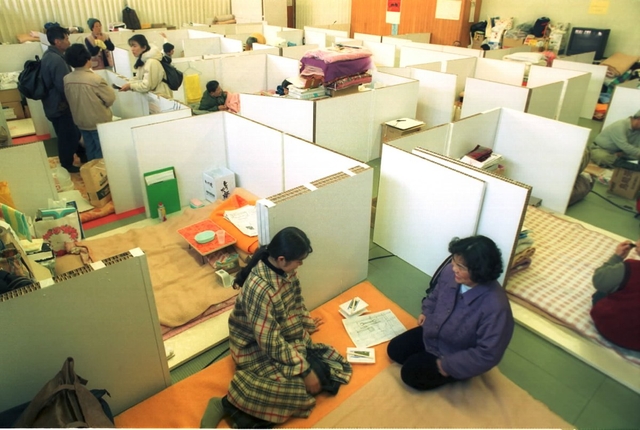 １９９５．２．２３　支給された間仕切りで一息＝芦屋市川西町、芦屋市立体育館・青少年センター