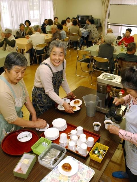 ２００４・４・１３　仮設時代のノウハウで切り盛り＝神戸市灘区摩耶海岸通、ＨＡＴ神戸・灘の浜