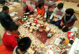 １９９５・３・６　体育館で弁当を囲んだ＝神戸市灘区鶴甲２、市立鶴甲小学校 