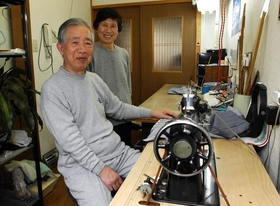 ２００４・４・７　愛用のミシン。傍らに妻の繁子さん＝神戸市灘区福住通６