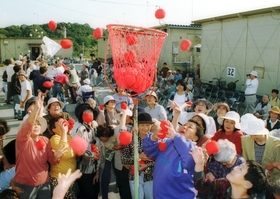 １９９７・１０・１１　部屋の外に出てこられる人は元気だった＝神戸市西区平野町向井