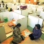 １９９５．２．２３　支給された間仕切りで一息＝芦屋市川西町、芦屋市立体育館・青少年センター