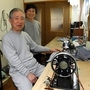 ２００４・４・７　愛用のミシン。傍らに妻の繁子さん＝神戸市灘区福住通６