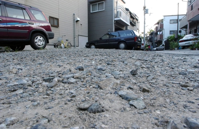 家族４人が亡くなったアパートは駐車場になっていた＝神戸市須磨区権現町１