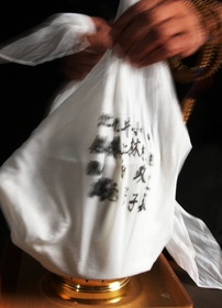 湊川町で見つかった骨片を納めた骨つぼ。身元不明者の手掛かりはなかった＝加古川市、鶴林寺常行堂