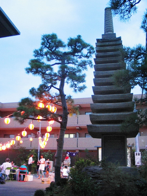 「いのちの塔」が見守る境内で、今夏も地蔵盆が開かれた＝芦屋市川西町、如来寺 