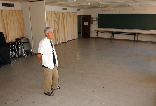 ２００４・７・２０　「のじぎくの会」が情報交換した部屋と一（はじめ）さん＝広島市中区八丁堀の広島ＹＭＣＡ