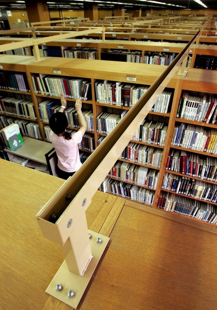 ２００４・７・２２　決して倒さない工夫＝明石市明石公園の兵庫県立図書館