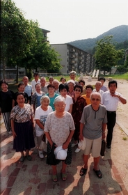 １９９６・８・１６　撮影時、気持ちと裏腹にみんな笑ってくれた＝岡山県赤磐郡山陽町、県営山陽団地