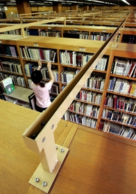２００４・７・２２　決して倒さない工夫＝明石市明石公園の兵庫県立図書館