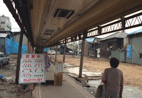 １９９５・７・５　傾いたアーケードが残っていた＝神戸市兵庫区西出町２