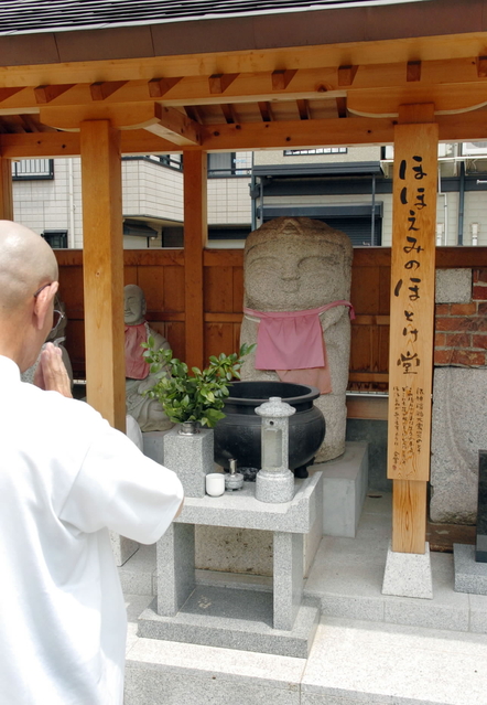 手を合わせる。ほほ笑みに思う、１０年の歳月＝神戸市東灘区御影石町、理性院