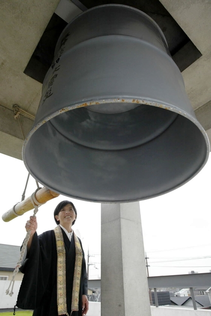 記憶を伝えるドラム缶の鐘。１月１７日には追悼の思いを込め、住民とともに鳴らす＝芦屋市茶屋之町、西法寺
