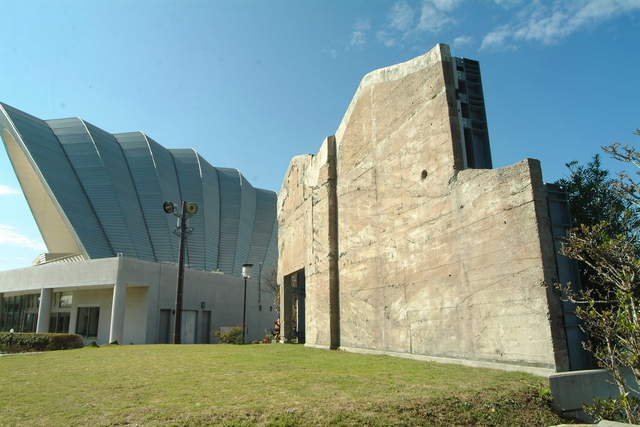町立ホールの横にオブジェのように立つ「神戸の壁」。被災地同士を結び付け、記憶を永遠に伝える＝津名郡津名町志筑新島、しづかホール
