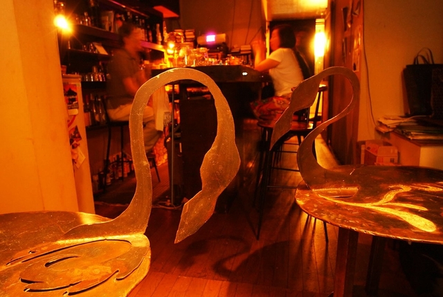 由美さんが制作したバーのテーブル。日々の体験を創作に生かそうとした＝大阪市北区天神橋