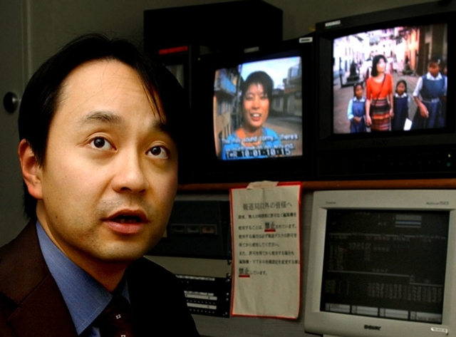 由美さんの人生をどう記録するか。残された映像を前に榛葉さんは悩んだ＝大阪市北区茶屋町