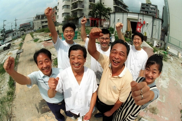 １９９６・９・１６　市場の基礎が残る地で再生を誓った＝神戸市東灘区甲南町３