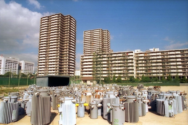 １９９５・１０・２３　置き場所がなくグラウンドに並べた＝神戸市中央区のポートアイランド 