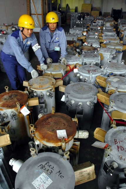 ２００４・１０・７　台風被害。今年も大量の交換が必要になった＝尼崎市西長洲町２、関西電力阪神営業所