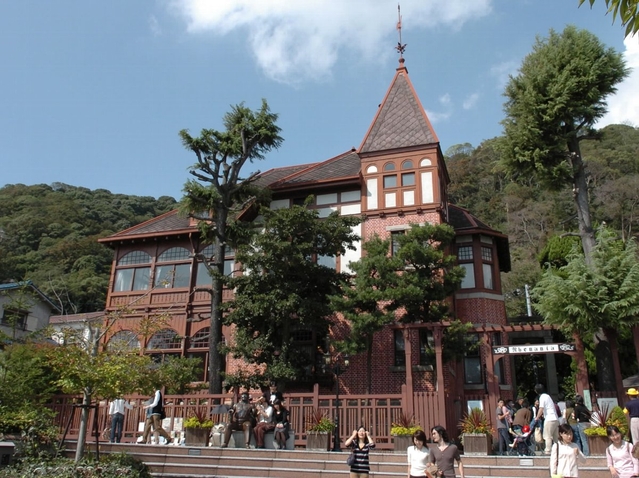 ２００４・１０・１０風見鶏の館前は絶好の記念撮影場所＝神戸市中央区北野町３