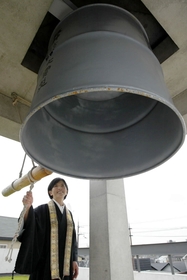 記憶を伝えるドラム缶の鐘。１月１７日には追悼の思いを込め、住民とともに鳴らす＝芦屋市茶屋之町、西法寺

