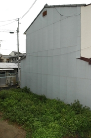 路地にある由美さんの実家は補修された。隣は今も空き地のままだ＝神戸市長田区蓮宮通 