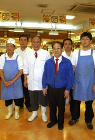 ２００４・１０・１　１０年の苦労がみんなの顔に刻まれた＝神戸市東灘区甲南町３