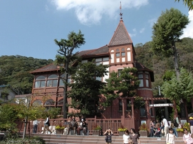２００４・１０・１０風見鶏の館前は絶好の記念撮影場所＝神戸市中央区北野町３