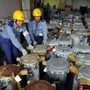 ２００４・１０・７　台風被害。今年も大量の交換が必要になった＝尼崎市西長洲町２、関西電力阪神営業所