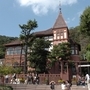 ２００４・１０・１０風見鶏の館前は絶好の記念撮影場所＝神戸市中央区北野町３