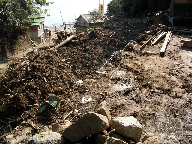 自主避難直後、自宅は跡形もなくなった＝１１月２０日、兵庫県津名郡津名町佐野