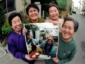 １９９５・１２・１４　地域を支えた大久保さん（左から２人目）ら４人の女性＝神戸市灘区友田町３