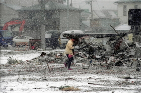 １９９５・１２・２５　厳しい冷え込みで雪が舞った＝神戸市長田区の鷹取東地区