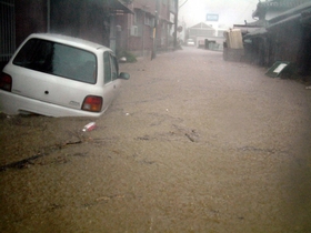 濁流と化した道路。水はまちをのみこんだ＝１０月２０日午後３時１０分、兵庫県洲本市納