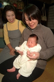 もうすぐ１カ月。「たくさんの人に支えられて生まれてきたんだよ」＝京丹後市久美浜町