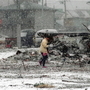 １９９５・１２・２５　厳しい冷え込みで雪が舞った＝神戸市長田区の鷹取東地区