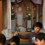 地蔵の前で遊ぶ子どもたち。優しく成長を見守る＝神戸市西区、市営岩岡住宅